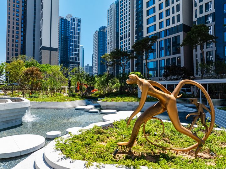 [서울=뉴시스] 올해 현대건설과 서울대 문화예술원의 'S.H.A.A(SNU ICA Hyundai E&C Art Awards)' 공공미술 공모전에서 대상을 수상한 정은형 작가의 '돌봄에 대하여'. 2025.08.18. (사진=현대건설 제공) photo@newsis.com *재판매 및 DB 금지