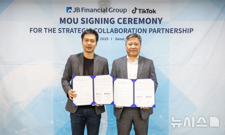 [전주=뉴시스]윤난슬 기자 = 전북은행은 최근 틱톡코리아와 글로벌 마케팅 및 브랜드 경쟁력 강화를 위한 전략적 업무협약을 체결했다고 18일 밝혔다. (사진=전북은행 제공) photo@newsis.com
