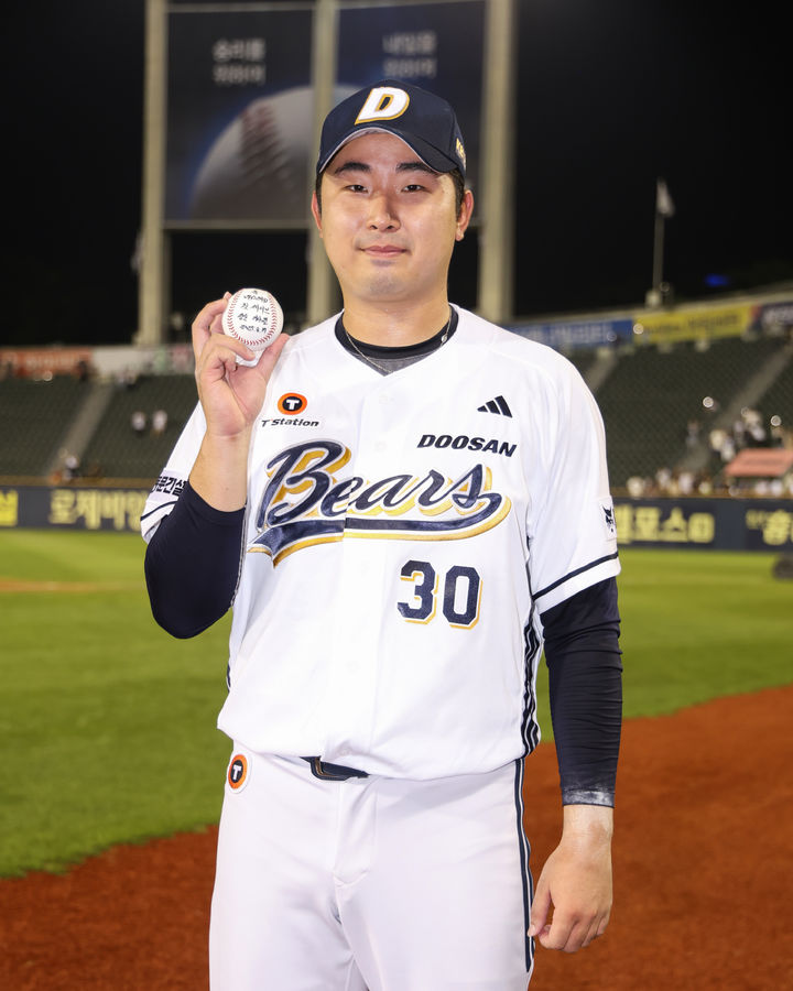 [서울=뉴시스=프로야구 두산 베어스의 우완 불펜 김정우가 17일 잠실구장에서 열린 2025 신한 쏠뱅크 KBO리그 KIA 타이거즈와의 경기에 9회초에 등판해 1이닝 1피안타(1피홈런) 3탈삼진 1실점을 기록, 데뷔 첫 세이브를 달성한 뒤 기념사진을 찍고 있다. (사진=두산 베어스 제공) 2025.08.18. photo@newsis.com *재판매 및 DB 금지