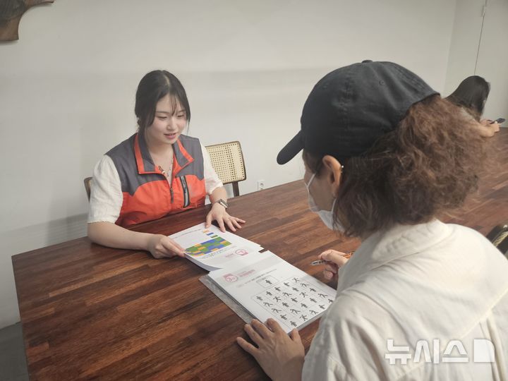 [전주=뉴시스]윤난슬 기자 = 전북 전주비전대학교 간호학부는 평화사회복지관에서 교수와 학생들이 함께 참여한 가운데 독거노인 도시락 배달, 장애인 대상 물놀이 행사, 정신·신체 건강 상담 등 통합 돌봄 활동을 진행했다고 18일 밝혔다. (사진=전주비전대 제공) photo@newsis.com 