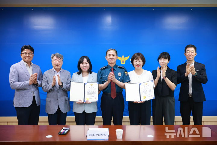 [제주=뉴시스] 김수영 제주경찰청장이 18일 오전 청사에서 3억원대 보이스피싱 피해를 막아낸 조천농협 본점 (왼쪽 세 번째)오민경 과장과 (왼쪽 다섯 번째) 김희영 팀장에게 감사장과 포상금을 수여하고 관계자들과 기념 사진을 찍고 있다. (사진=제주경찰청 제공) 2025.08.18. photo@newsis.com