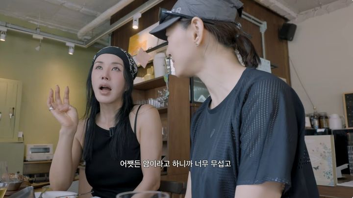 [서울=뉴시스] 가수 겸 배우 엄정화가 지난 17일 자신의 유튜브 채널을 통해 갑성선암 투병기를 전했다. (사진=엄정화 유튜브 채널 화면 캡처) 2025.08.18. photo@newsis.com *재판매 및 DB 금지