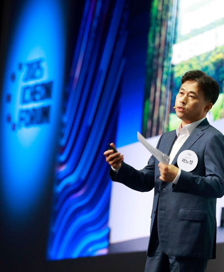 [서울=뉴시스]곽노정 SK하이닉스 대표이사 사장이 18일 서울 광진구 워커힐 호텔에서 열린 '이천포럼 2025'에서 개막 연설을 진행하고 있다. (사진=SK그룹 제공) photo@newsis.com *재판매 및 DB 금지