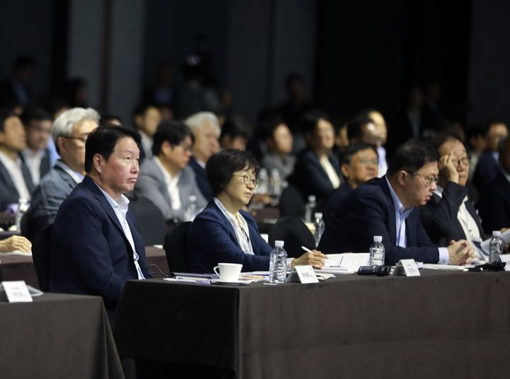 [서울=뉴시스]최태원 SK 회장이 18일 서울 광진구 워커힐 호텔에서 열린 '이천포럼 2025'에 참석하고 있다. 사진 왼쪽부터 최태원 SK 회장, 김선희 SK㈜ 이사회 의장, 최재원 SK 수석부회장, 김용학 SK텔레콤 이사회 의장. (사진=SK그룹 제공) photo@newsis.com *재판매 및 DB 금지