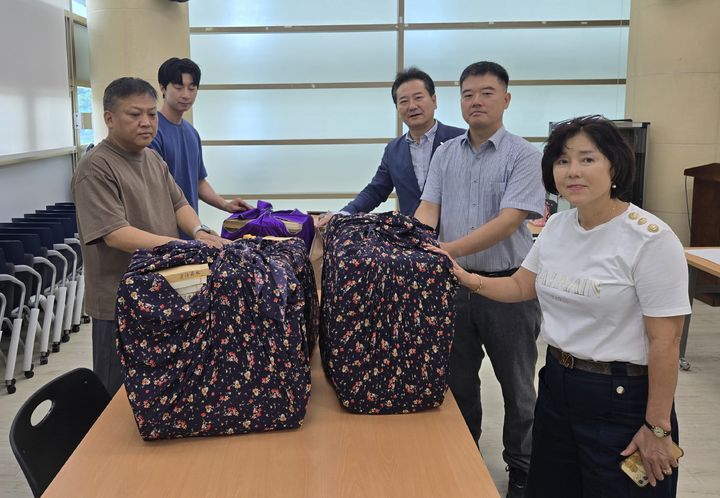  [의성=뉴시스] 안동권씨 행정 권식 선생 문중 관계자들이 선생의 문집 및 고문서 1252점을 의성조문국박물관에 기탁하고 있다. (사진=의성군 제공) 2025.08.18. photo@newsis.com *재판매 및 DB 금지