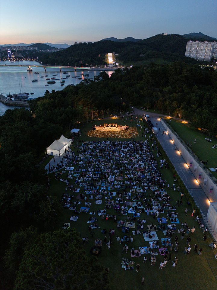 [여수=뉴시스] 전남 여수시 웅천해변과 예술의 섬 장도에서 '2025 대한민국 밤밤페스타'가 열리고 있다. (사진=여수시 제공) 2025.08.18. photo@newsis.com *재판매 및 DB 금지