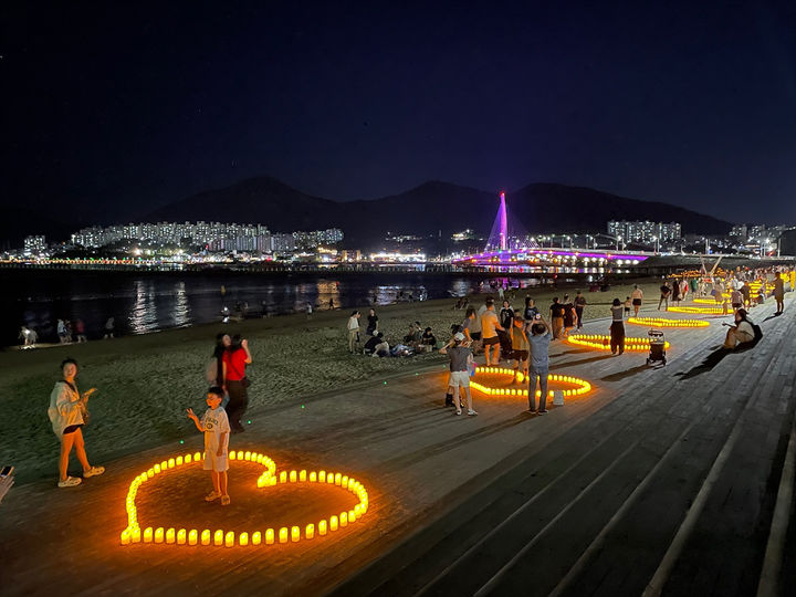 [여수=뉴시스] 전남 여수시 웅천해변에서 '2025 대한민국 밤밤페스타'의 일환으로 촛불을 밝히고 있다. (사진=여수시 제공) 2025.08.18. photo@newsis.com *재판매 및 DB 금지