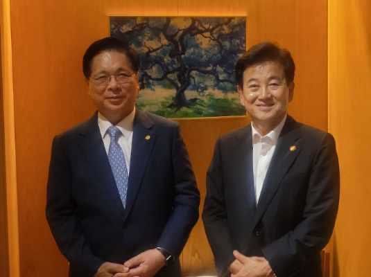 [서울=뉴시스] 11일 서울 서머셋 펠리스에서 정동영 통일부장관과 만난 여의도순복음교회 이영훈 목사(왼쪽) (사진=여의도순복음교회 제공:) 2025.08.18. photo@newsis.com *재판매 및 DB 금지