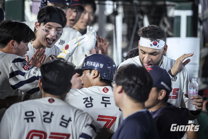 [서울=뉴시스] 프로야구 롯데 자이언츠 장두성이 17일 부산 사직구장에서 열린 2025 신한 쏠뱅크 KBO리그 삼성 라이온즈와의 경기에서 득점에 성공한 뒤 동료들의 축하를 받고 있다. (사진=롯데 자이언츠 제공) 2025.08.17. *재판매 및 DB 금지