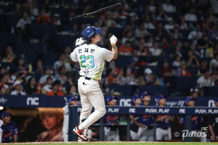 [서울=뉴시스] 프로야구 NC 다이노스 천재환이 16일 창원NC파크에서 열린 2025 신한 쏠뱅크 KBO리그 한화 이글스와의 경기에서 홈런 타구를 바라보고 있다. (사진=NC 다이노스 제공) 2025.08.16. *재판매 및 DB 금지