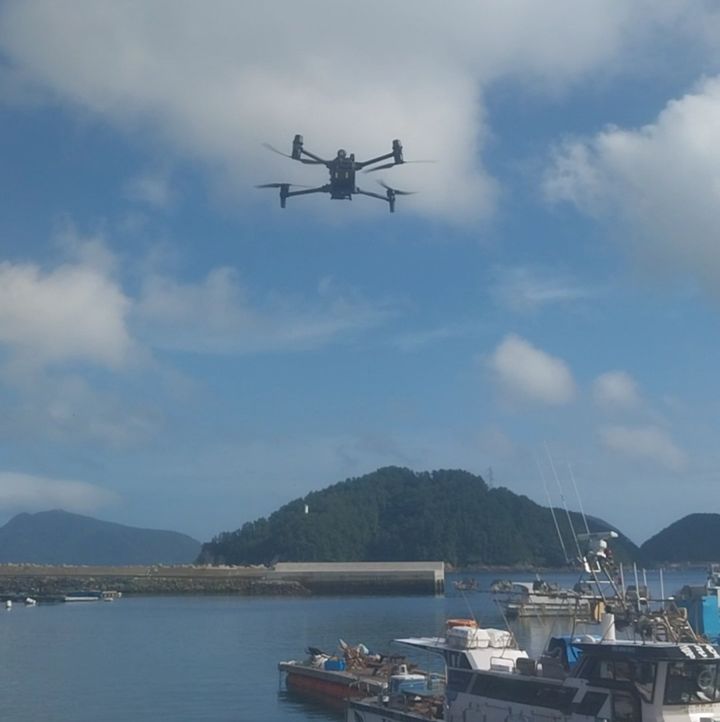 [통영=뉴시스] 신정철 기자= 통영시는 최근 무더운 날씨가 연일 지속되고, 하계 휴가철을 맞아 각종 수상활동 및 물놀이객이 증가하면서 여름철 폭염 및 수난사고로 인한 인명피해를 최소화하기 위해 농촌지역과 수상구역을 중심으로 드론을 활용한 예찰활동을 오는 9월 30일까지 추진한다고 18일 밝혔다.사진은 드론 예찰활동 모습.(사진=통영시 제공).2025.08.18. photo@newsis.com *재판매 및 DB 금지