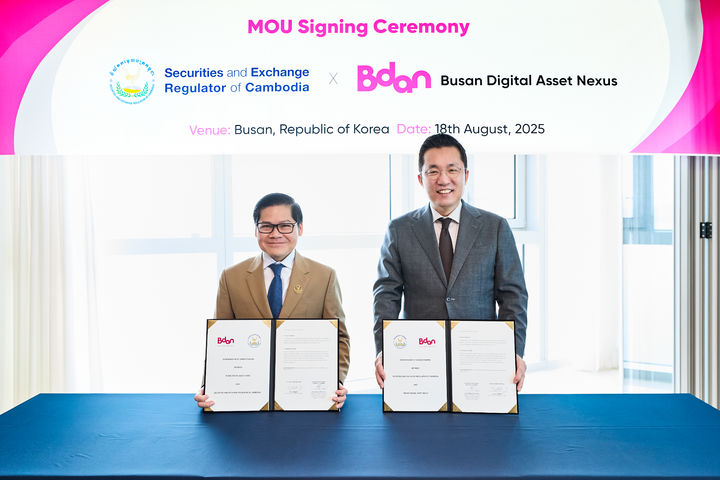 [부산=뉴시스] 김상민 부산디지털자산거래소 대표(오른쪽)와 소우 소치엇(Sou Socheat) 캄보디아 증권감독위원회 위원장이 18일 부산디지털자산거래소 본사에서 업무협약을 체결하고 있다. (사진=부산디지털자산거래소 제공) 2025.08.18. photo@newsis.com *재판매 및 DB 금지