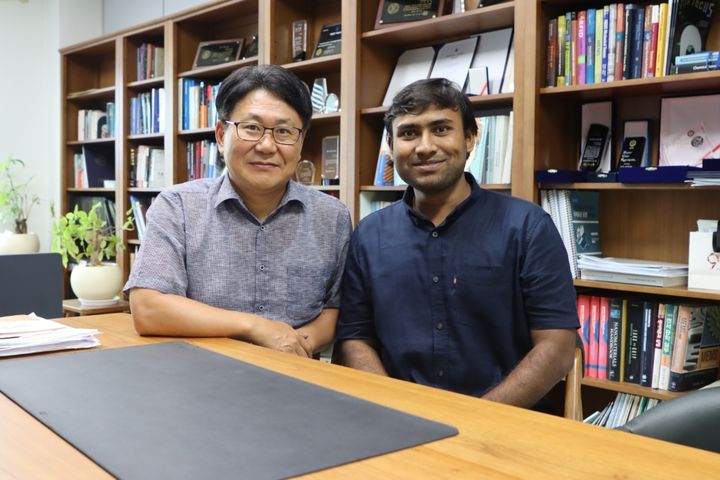 [서울=뉴시스] 박재영 교수(왼쪽)와 로비우 박사과정. (사진=광운대 제공) 2025.08.18. photo@newsis.com *재판매 및 DB 금지