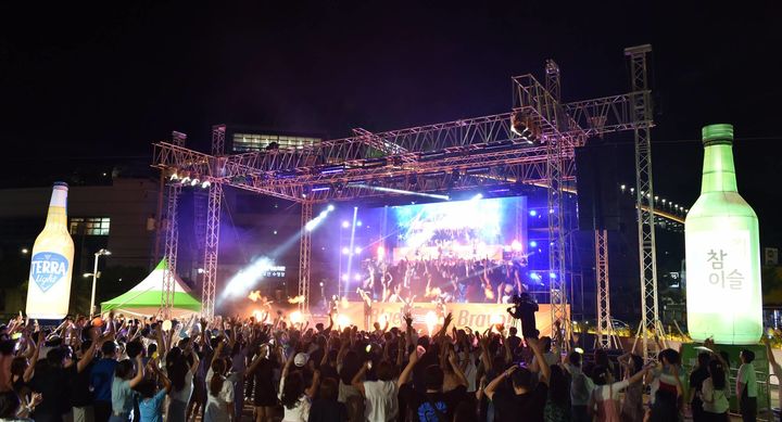 [거제=뉴시스] 신정철 기자= 거제시 대표 여름 축제인 '2025 거제맥주축제'가 ‘신나게! 즐겁게! 거제답게’를 주제로오는 29일부터 30일까지 이틀간 장승포항 수변공원에서 열린다.사진은 지난해 축제 모습.(사진=거제시 제공).2025.08.18. photo@newsis.com *재판매 및 DB 금지