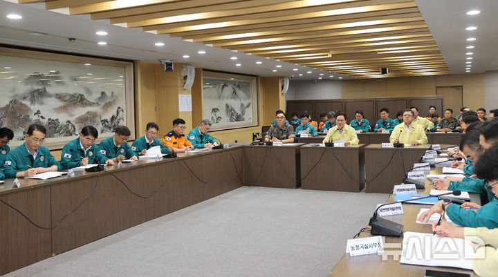 [창원=뉴시스]18일 오전 경남도청 도정회의실에서 '2025 을지연습 최초 상황보고회의'가 박완수 도지사 주재로 열리고 있다.(사진=경남도 제공) 2025.08.18. photo@newsis.com