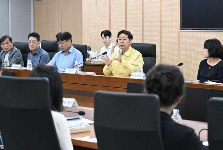 [세종=뉴시스] 구윤철 경제부총리 겸 기획재정부 장관이 18일 정부세종청사에서 기획재정부의 일하는 방식 및 조직문화 개선을 위한 직원들의 모임인 '체인저스'와의 오찬간담회에서 모두발언을 하고 있다. (사진=기재부 제공) 2025.08.18. photo@newsis.com *재판매 및 DB 금지