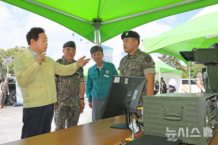 [창원=뉴시스]박완수 경남도지사가 '2025 을지연습' 첫날인 18일 오전 도청 본관 앞 도청광장에 마련된 '안보의식 고취의 장'을 찾아 전시 장비와 관련 얘기를 나누고 있다.(사진=경남도 제공) 2025.08.18. photo@newsis.com