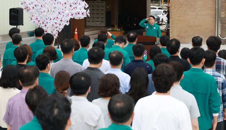 [청주=뉴시스] 충북도가 18일 오전 청주시 상당구 문화동 도청 문화광장815에서 전 직원 비상소집 훈련을 진행하고 있다. 도는 이날부터 21일까지 나흘간 전시 전환 훈련인 을지연습을 실시한다. (사진=충북도 제공) 2025.08.18. photo@newsis.com *재판매 및 DB 금지