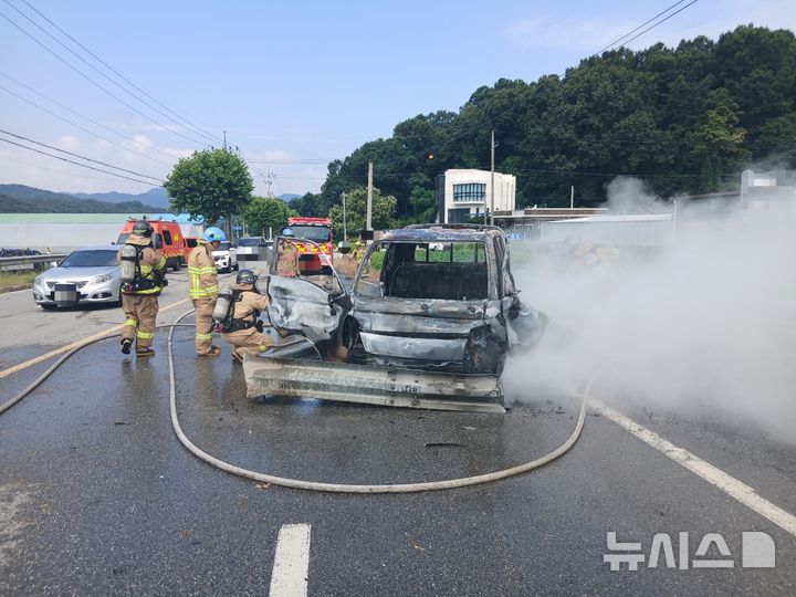 [충주=뉴시스] 18일 충북 충주시 살미면의 한 도로에서 1t 화물차가 가드레일을 들이받아 화재가 발생했다. (사진= 충주소방서 제공) 2025.08.18. photo@newsis.com *재판매 및 DB 금지