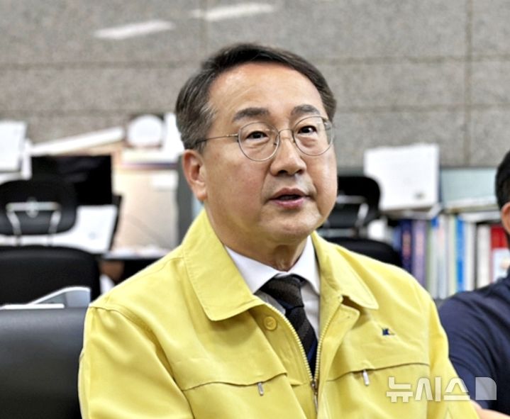 [대전=뉴시스] 18일 김인호 신임 산림청장이 정부대전청사 기자실을 찾아 기자간담회를 하고 있다. kys0505@newsis.com