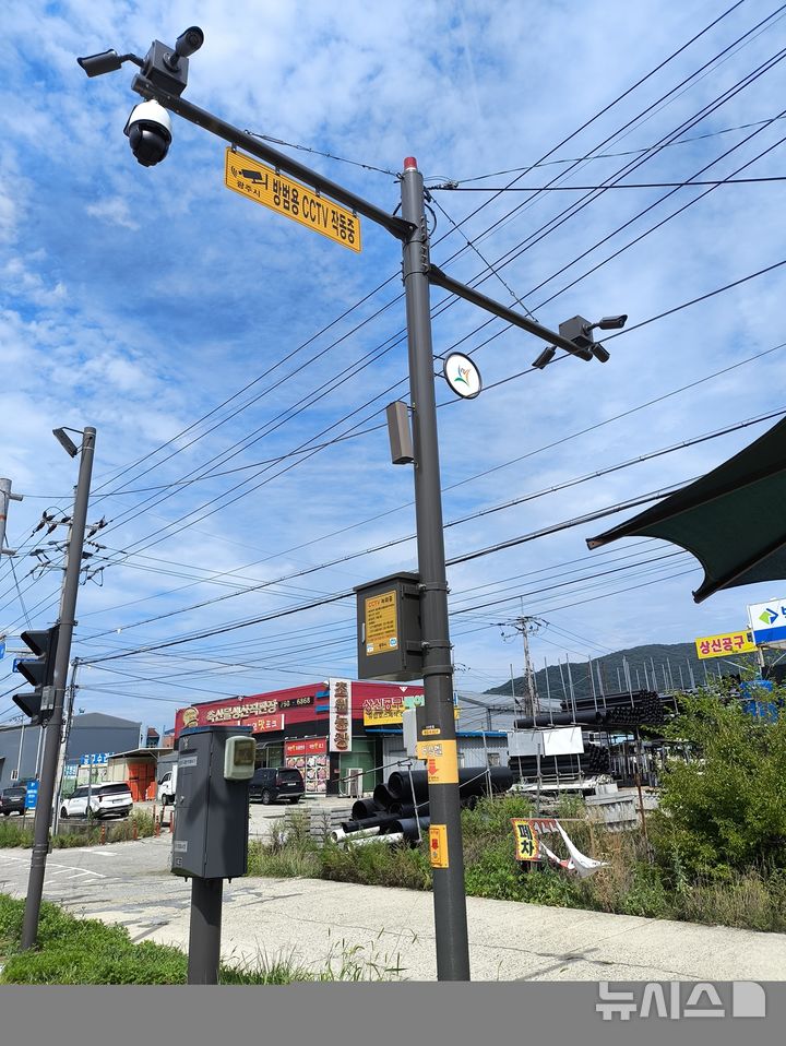 [경기광주=뉴시스] 광주시가 인공지능(AI) 방범용 CCTV 설치를 완료했다. 사진은 인공지능(AI) 방범용 CCTV (사진=광주시 제공) 2025.08.18.photo@newsis.com