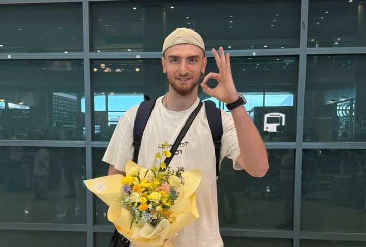 [서울=뉴시스] 남자배구 OK저축은행의 2025~2026시즌 아시아쿼터 선수 젤베가 지난 16일 인천국제공항을 통해 입국했다. (사진=OK저축은행 제공) 2025.08.18. *재판매 및 DB 금지