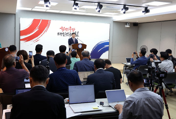 [홍성=뉴시스] 박정주 충남도 행정부지사가 청양군 지천댐 관련 기자회견을 갖고 있다. 2025,08.18 (사진=충남도 제공) photo@newsis.com *재판매 및 DB 금지