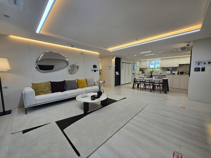 [평택=뉴시스] 홍세희 기자 = 18일 경기 평택시 죽백동에 마련된 '브레인시티 푸르지오' 견본주택 내부 모습. hong1987@newsis.com.&nbsp; *재판매 및 DB 금지