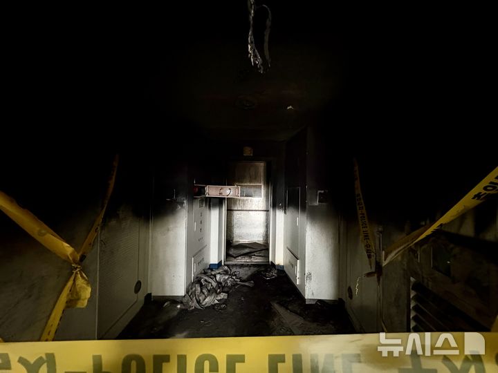 [서울=뉴시스] 한이재 기자 = 18일 오전 서울 마포구 창전동 한 아파트에 남은 전날 화재 흔적이다. 발화가 시작된 14층 모습이다. 그을음이 가득했고, 승강기는 문이 열린 채 멈춰 있었다. 승강기 안 안내문은 알아볼 수 없는 상태였다. 2025.08.18. nowone@newsis.com