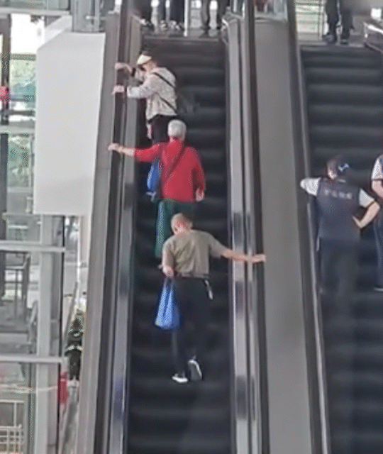 [뉴시스] 노인 3명이 하행 에스컬레이터를 역방향으로 오르는 모습.(사진=간지신문) *재판매 및 DB 금지