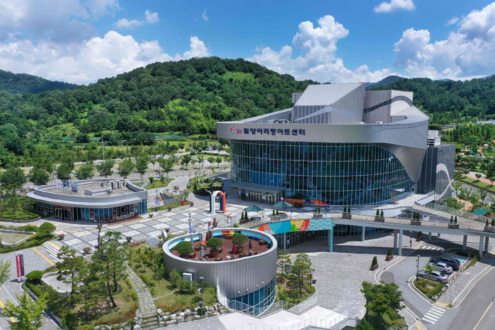 [밀양=뉴시스] 밀양아리랑아트센터 전경. (사진=밀양시 제공) 2025.08.18. photo@newsis.com *재판매 및 DB 금지