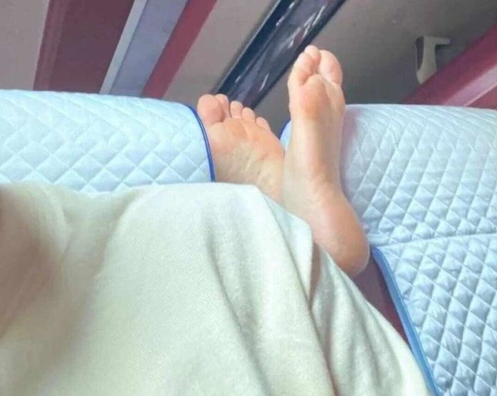 [뉴시스] 고속버스에서 한 승객이 앞좌석 틈에 맨발을 올리고 있다. (사진=보배드림 캡처) *재판매 및 DB 금지