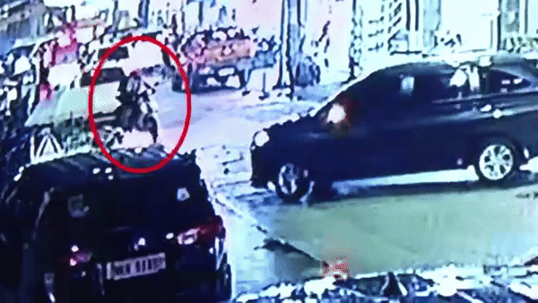 [뉴시스] 필리핀 수도 마닐라 말라테의 한 거리에서 발생한 총격 사건의 용의자가 오토바이를 타고 도주하는 모습. 2025.08.18 (사진=TBS NEWS 캡처) *재판매 및 DB 금지