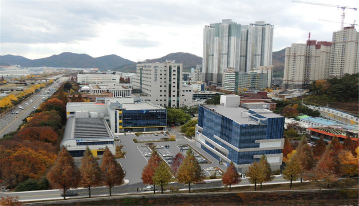 [창원=뉴시스] 강경국 기자 = 한국전자기술연구원 동남권본부 전경. 우측 건물은 신축예정 조감도. (사진=한국전자기술연구원) 동남권지역본부 제공). 2025.08.18. photo@newsis.com *재판매 및 DB 금지
