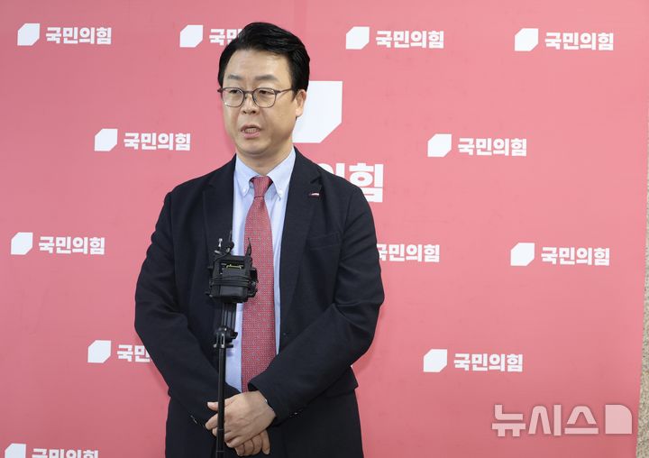 [서울=뉴시스] 조성봉 기자 = 김건희 특검팀이 국민의힘 자료 협조 요청을 위해 수사관을 파견한 18일 서울 여의도 국회 국민의힘 원내대표실 앞에서 곽규택 수석대변인이 입장 발표를 하고 있다. 2025.08.18. suncho21@newsis.com