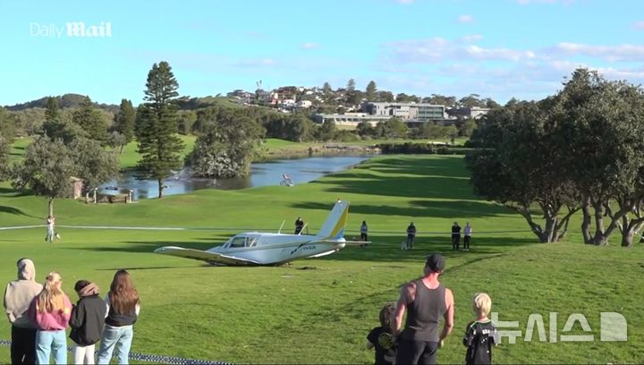[뉴시스] 17일(현지시간) 호주 시드니의 한 골프장에서 골프를 치고 있는 사람들 머리 위로 경비행기가 지나 추락했다. (사진=데일리메일) 2025.08.17. 