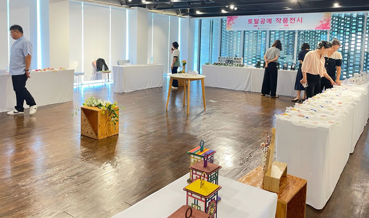 [정선=뉴시스] 정선군종합사회복지관은 18일 아리샘터에서 장애인평생교육 프로그램인 '토탈공예' 작품 전시회를 열고 있다. (사진=정선군 제공) 2025.08.18. photo@newsis.com *재판매 및 DB 금지