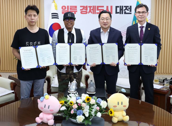 [대전=뉴시스]대전시는 18일 시청에서 '꿈씨패밀리' 캐릭터를 활용한 스니커즈 공동브랜딩을 위해 대전관광공사, 코드바이젠트리, 미국 스니커즈 브랜드 쏘울컴퍼니(아시아 총판 운영사)와 4자간 업무협약을 체결했다. (사진=대전시 제공) 2025. 08. 18 photo@newsis.com *재판매 및 DB 금지