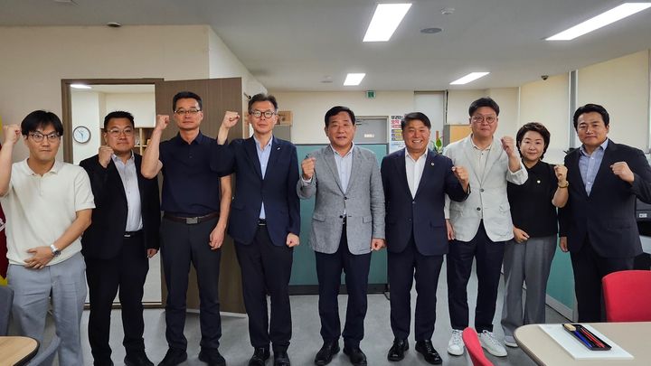 [울산=뉴시스] 구미현 기자 =지난 17일 박성민 국회의원과 울산시의원, 중구의원 등은 한국토지주택공사(LH) 울산사업본부를 방문, 다전 야외물놀이장 확장이전을 포함한 주민 숙원사업 6건에 대한 해결 방안을 논의했다. (박성민 의원실 제공) photo@newsis.com *재판매 및 DB 금지