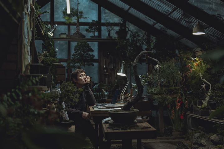 [서울=뉴시스] 박찬욱 감독의 신작 영화 '어쩔수가없다'가 스틸을 18일 공개했다. (사진=CJ ENM 제공) 2025.08.18. photo@newsis.com *재판매 및 DB 금지