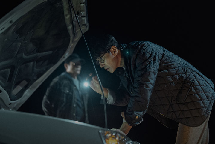 [서울=뉴시스] 박찬욱 감독의 신작 영화 '어쩔수가없다'가 스틸을 18일 공개했다. (사진=CJ ENM 제공) 2025.08.18. photo@newsis.com *재판매 및 DB 금지