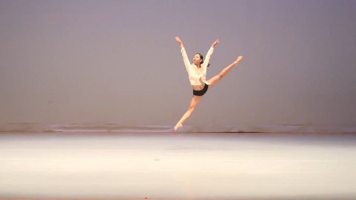 [서울=뉴시스] '제10회 스칼라십 국제 발레콩쿠르'에서 성신여대 무용예술학과 심지민 학생이 무대에 올라 연기하고 있다. (사진=성신여대 제공) 2025.08.18. photo@newsis.com&nbsp; *재판매 및 DB 금지