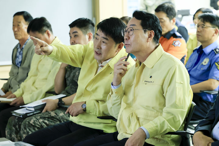 [화성=뉴시스]정명근 화성시장(사진 앞줄 오른쪽 첫 번째)이 배정수 화성시의회 의장과 전시종합상황실 상황보고와 관련해 의견을 나누고 있다.(사진=화성시 제공)2025.08.18.photo@newsis.com *재판매 및 DB 금지