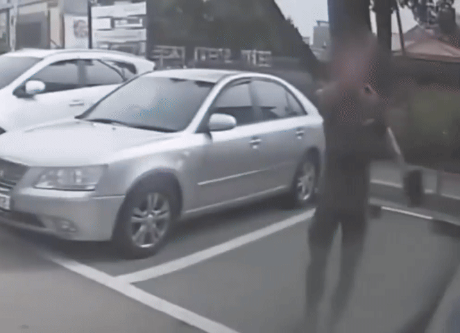 [뉴시스] 군복 차림의 남성이 주차가 어렵다는 듯 손을 흔들고 있다. (영상=SNS 갈무리) *재판매 및 DB 금지