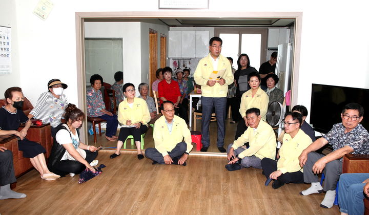 [정읍=뉴시스] 18일 정읍시의회 송전선로및화력발전소대책특별위원회가 지역내 송전선로 및 화력발전소 부지를 방문해 주민들과 대책방안을 논의하고 있다. *재판매 및 DB 금지