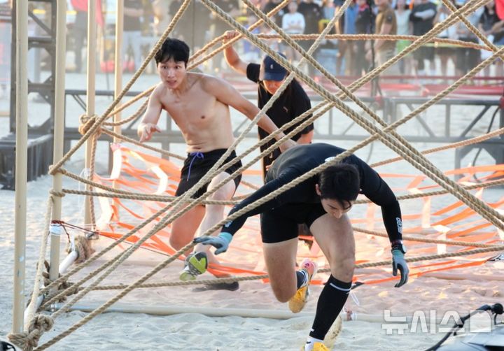 [포항=뉴시스] 송종욱 기자 = 경북 포항시는 송도해수욕장 재개장을 기념해 개최한 비치사커·강철 챌린지 '해양 레포츠 플레이 그라운드'가 성황리에 열렸다고 밝혔다. 사진은 강철 챌린지 '해양 레포츠 플레이 그라운드' 경기 모습. (사진=포항시 제공) 2025.08.18. photo@newsis.com