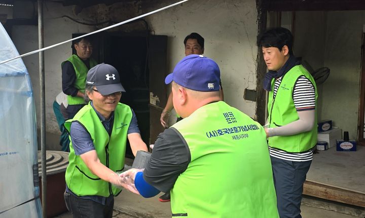 [세종=뉴시스] 연탄 배달 하는 봉사자. (사진=세종시 제공) 2025.08.18. photo@newsis.com *재판매 및 DB 금지