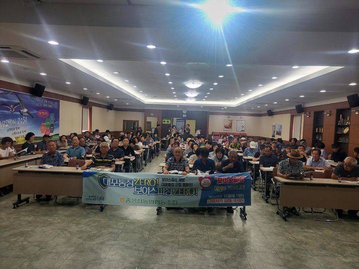 [울산=뉴시스] 중울산농협(조합장 장승환)은 18일 하나로마트 3층 대회의실에서 조합원 120여 명이 참석한 가운데 ‘보이스피싱 금융사기 예방 교육을 했다고 밝혔다. (사진= 중울산농협 제공) 2025.08.18.photo@newsis.com *재판매 및 DB 금지