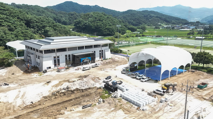 [남원=뉴시스] 오는 11월 준공을 목표로 리모델링이 순조롭게 진행 중인 남원시 반다비체육센터. *재판매 및 DB 금지