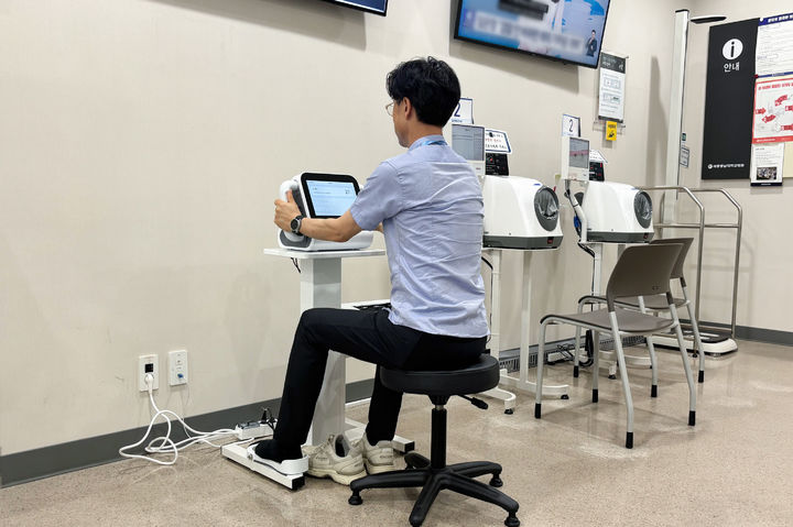 [세종=뉴시스] 키오스크 타입, 심전도 측정 의료기기 '하티브 K30' 운용 모습. (사진=세종충남대병원 제공).2025.08.18. photo@newsis.com *재판매 및 DB 금지